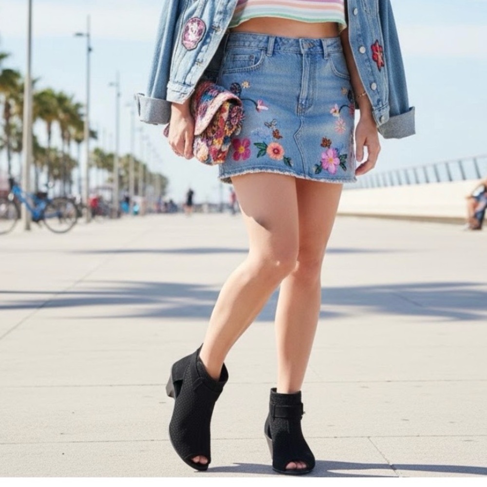 Earth Black Perforated Ankle Booties Size 7.